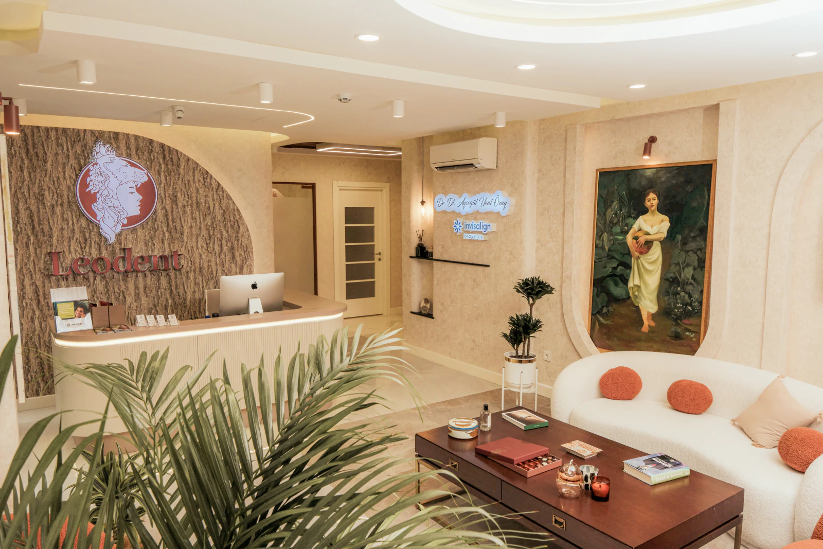 Leodent Dental Clinic — resepsiyon ve bekleme alanı
